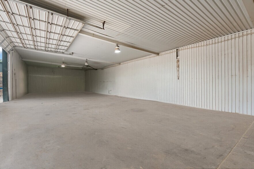 More Photos Of 308 Thomas Pl, Everman Warehouse For Sale