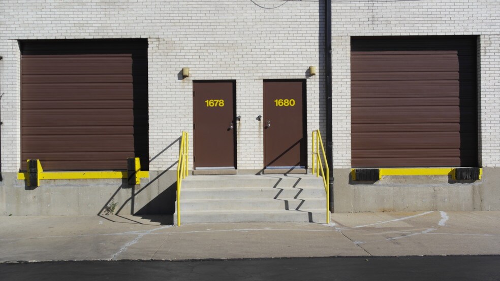 More Photos Of 1666-1684 S Wolf Rd, Wheeling Distribution For Lease