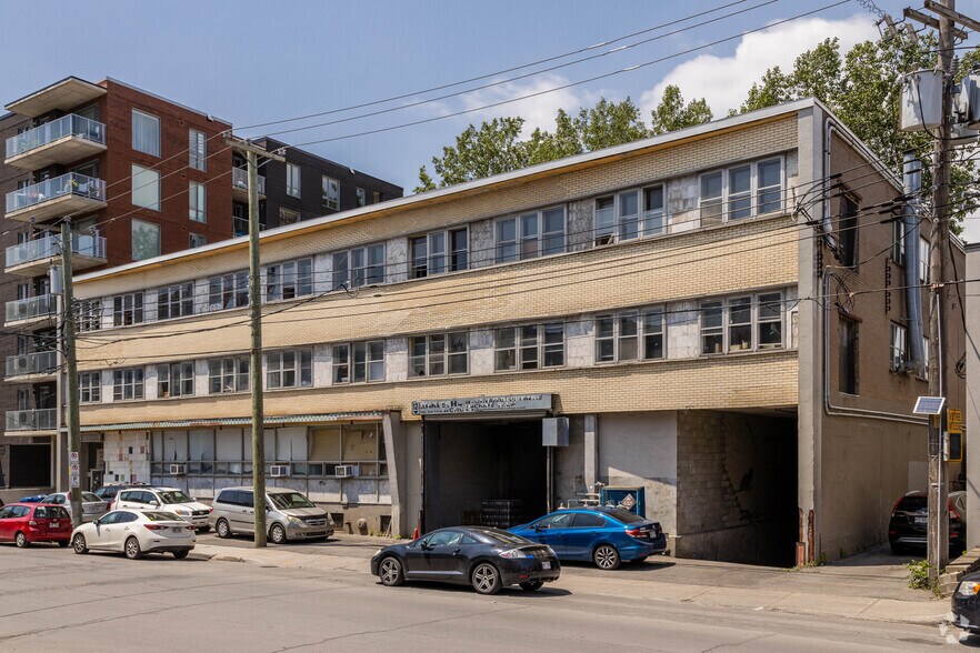 More Photos Of 183 Ch Bates, Mont-Royal Industrial For Lease