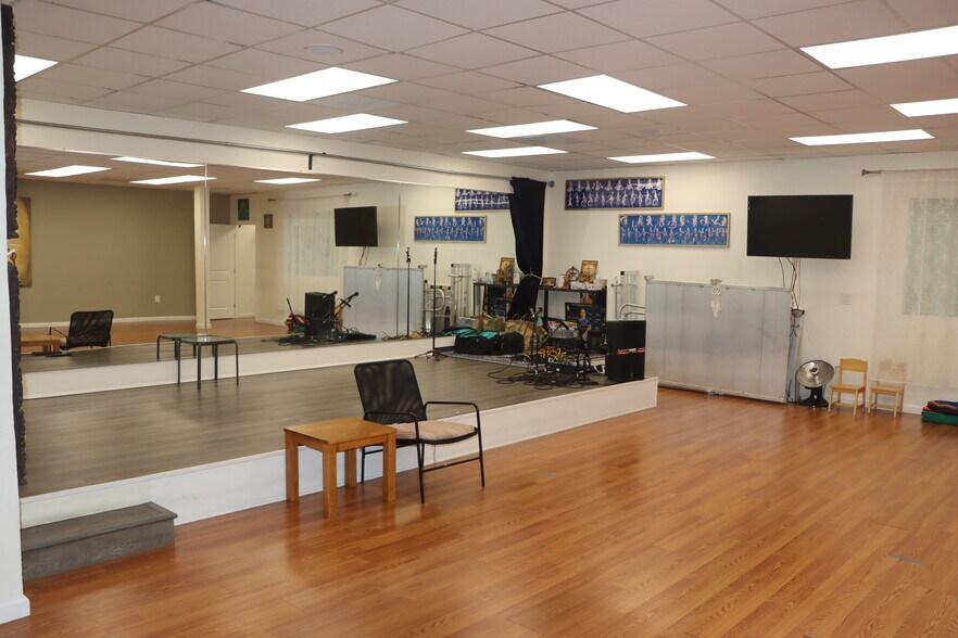 More Photos Of 12300-12306 Saratoga Sunnyvale Rd, Saratoga Freestanding For Lease