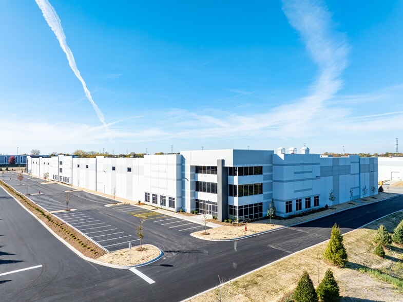 More Photos Of 1900 N US 45, Libertyville Distribution For Sale