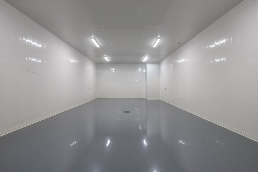 More Photos Of 113 Mnt Glass, Saint-Bernard-de-Lacolle Flex For Sale