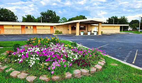Primary Photo Of 1315 N State St, Iola Hotel For Sale