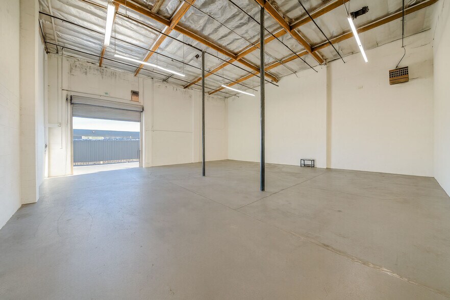 More Photos Of 1120 E 11th St, Los Angeles Showroom For Sale