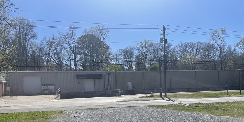 More Photos Of 31 Richards Rd NE, White Warehouse For Lease