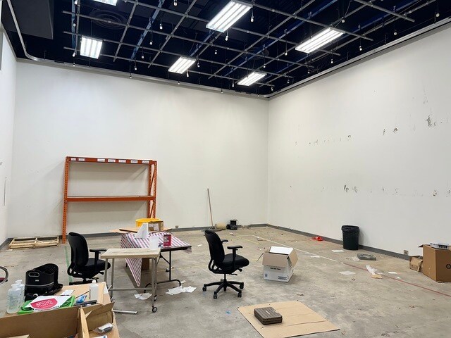 More Photos Of 6 Dearborn Sq, Kankakee Office For Sale