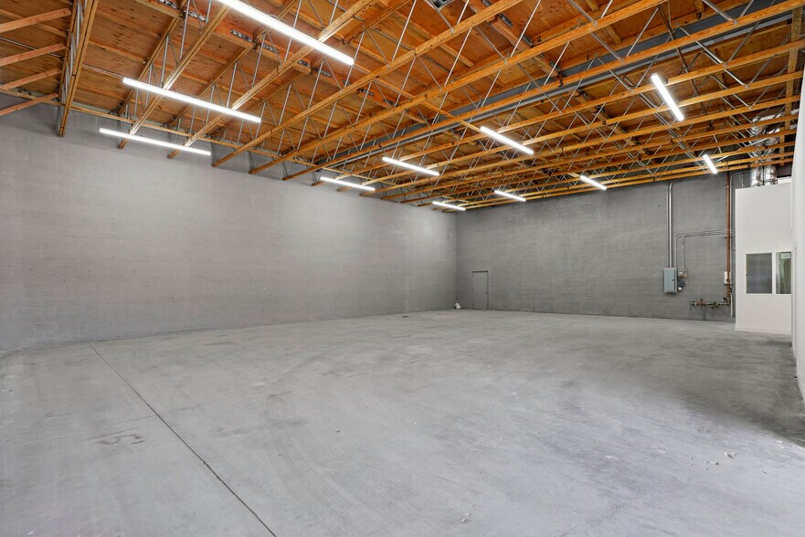 More Photos Of 10926 Randall St, Sun Valley Warehouse For Lease