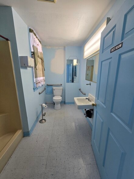 More Photos Of 3026 Meadowbridge Rd, Richmond Freestanding For Lease
