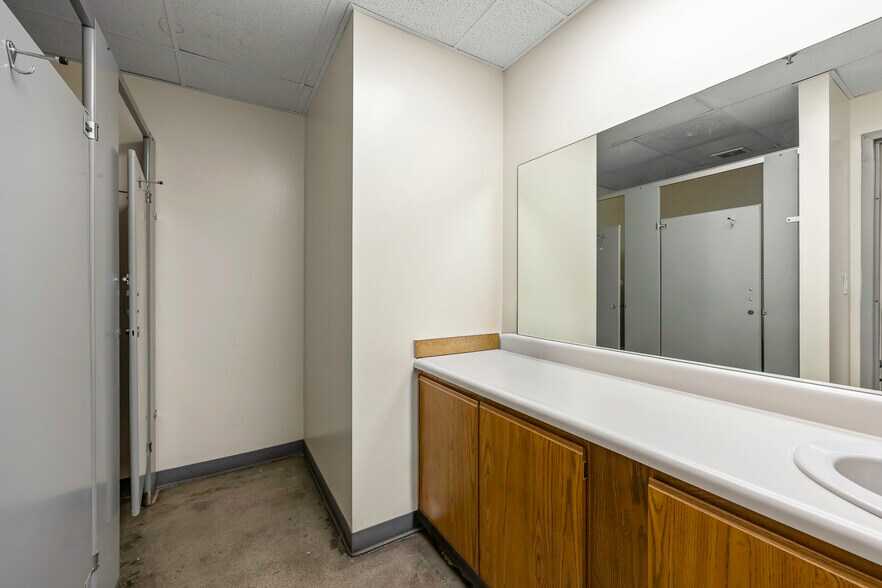 More Photos Of 1315 W 12th St, Kansas City Warehouse For Sale