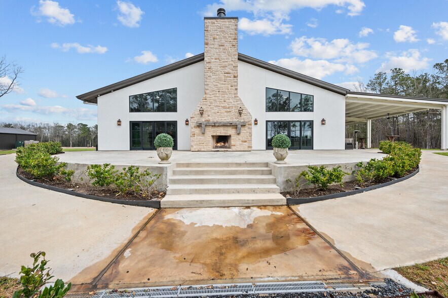 More Photos Of 6644 TX-61, Anahuac Theater Concert Hall For Sale