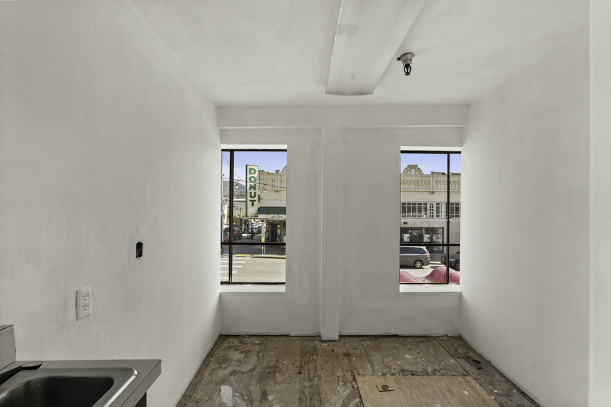 More Photos Of 900-910 Clement St, San Francisco Storefront Retail Office For Lease