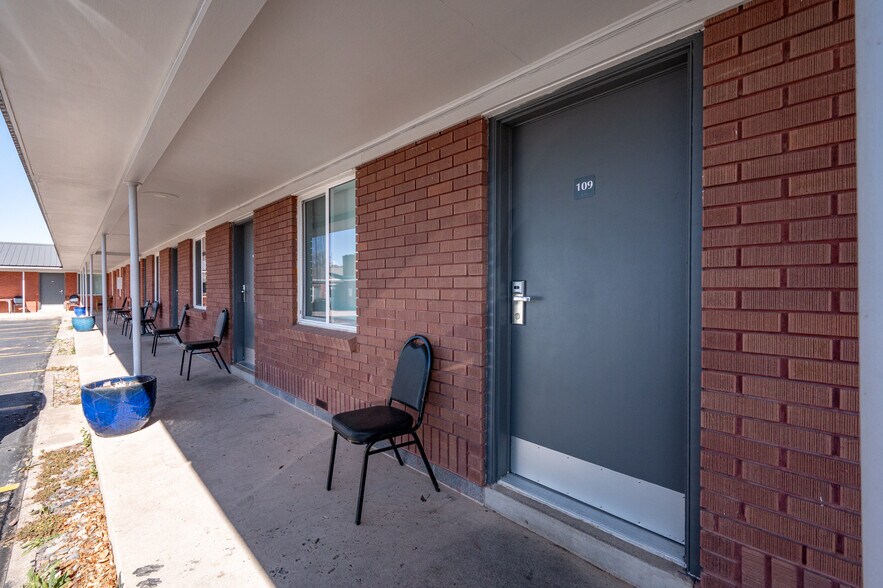 More Photos Of 91 E Main St, Bicknell Hotel For Sale