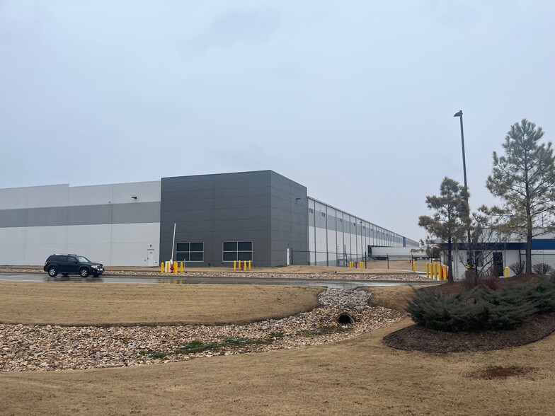 Primary Photo Of 7021 N Whirlpool Dr, Tulsa Distribution For Lease