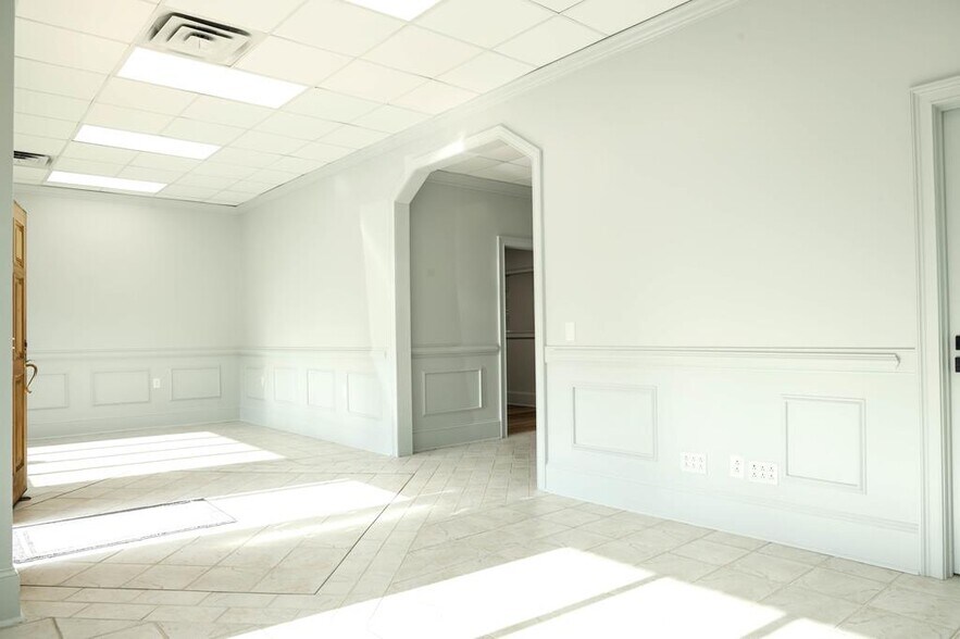 More Photos Of 122 N 3rd Ave, Chatsworth Office For Lease