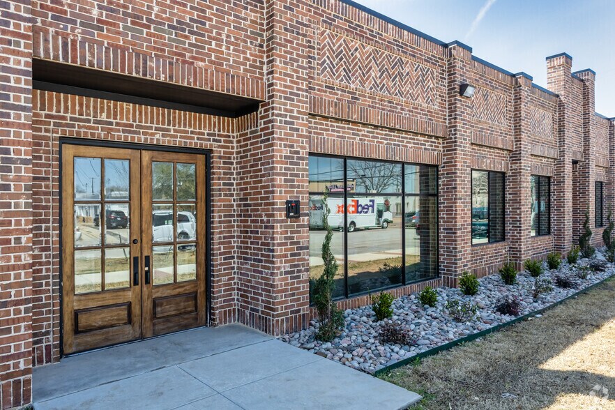 More Photos Of 211 S Main St, Keller Restaurant For Sale