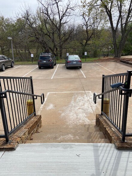 More Photos Of 910 S Bryant Ave, Edmond Medical For Sale