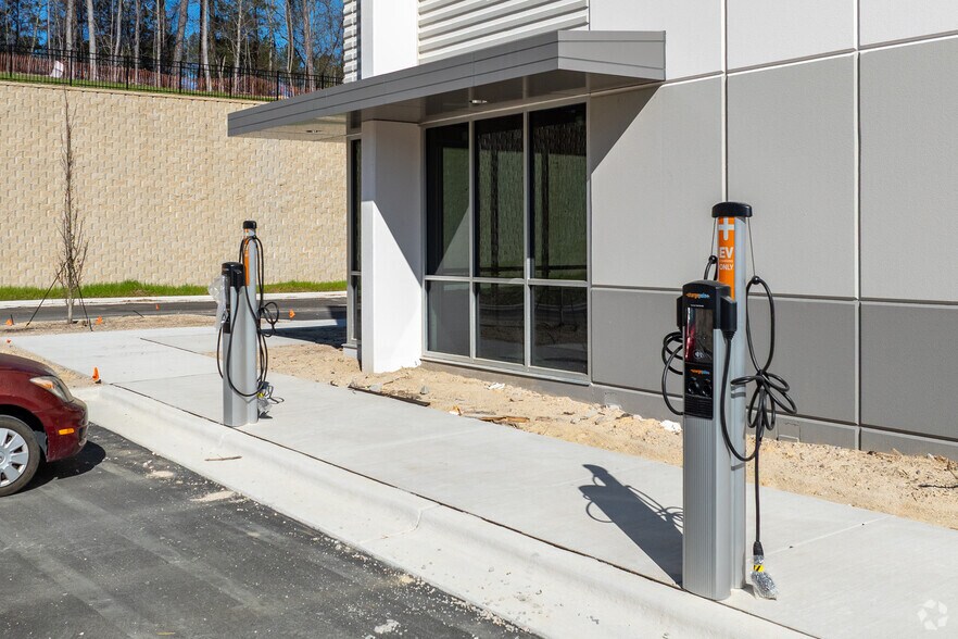 More Photos Of 560 Hinton Oaks Blvd, Knightdale Warehouse For Lease