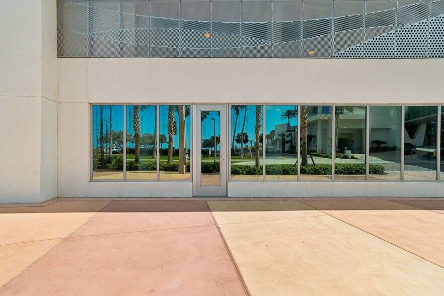 More Photos Of 400 Coronado Dr, Clearwater Beach Hotel For Lease