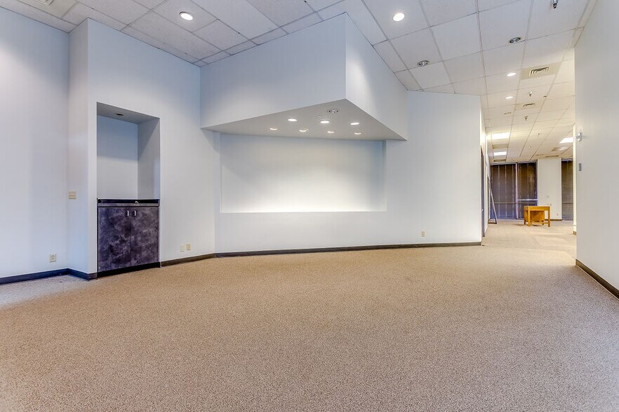 More Photos Of 2350 Valley View Ln, Dallas Loft Creative Space For Lease