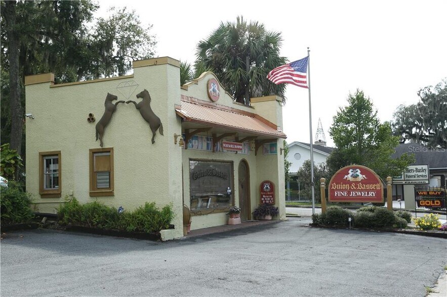 More Photos Of 942 E Silver Springs Blvd, Ocala Freestanding For Sale