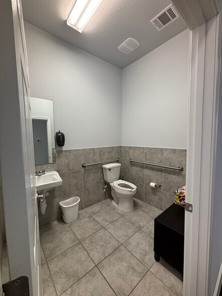 More Photos Of 660 S Bagdad Rd, Leander Office For Sale
