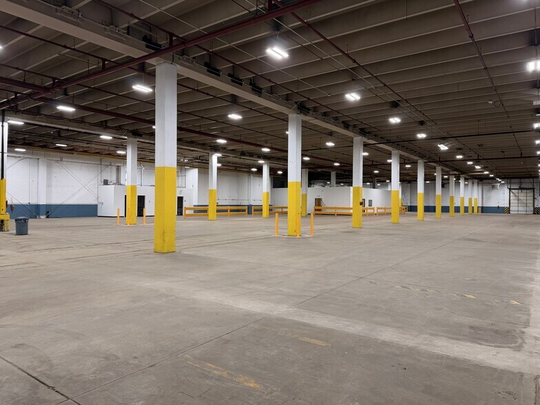 More Photos Of 4500 W Chicago Ave, Chicago Manufacturing For Lease