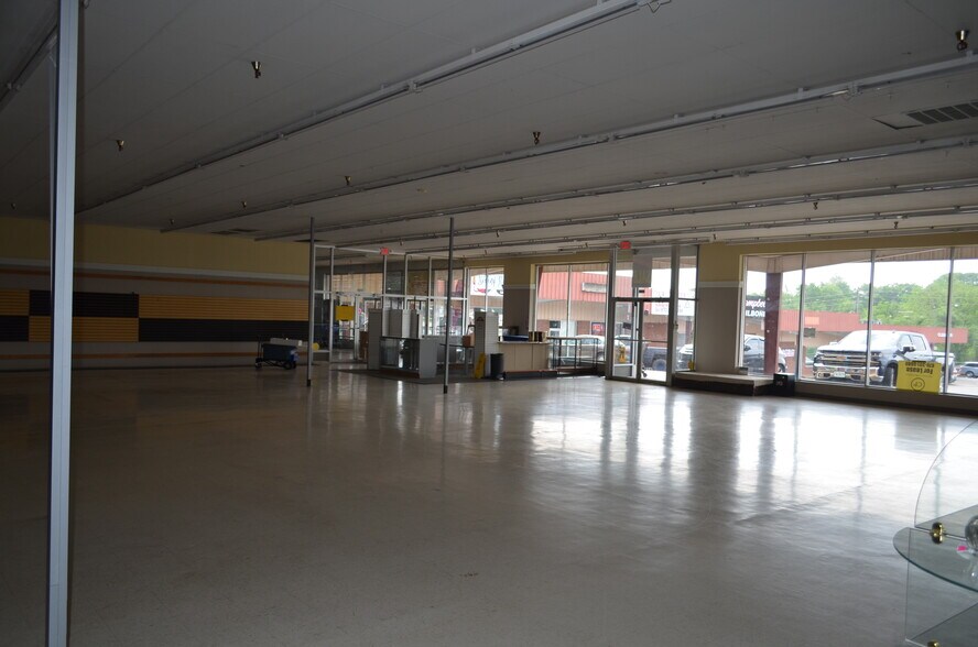 More Photos Of 316-326 Eureka Ave, Berryville Supermarket For Lease
