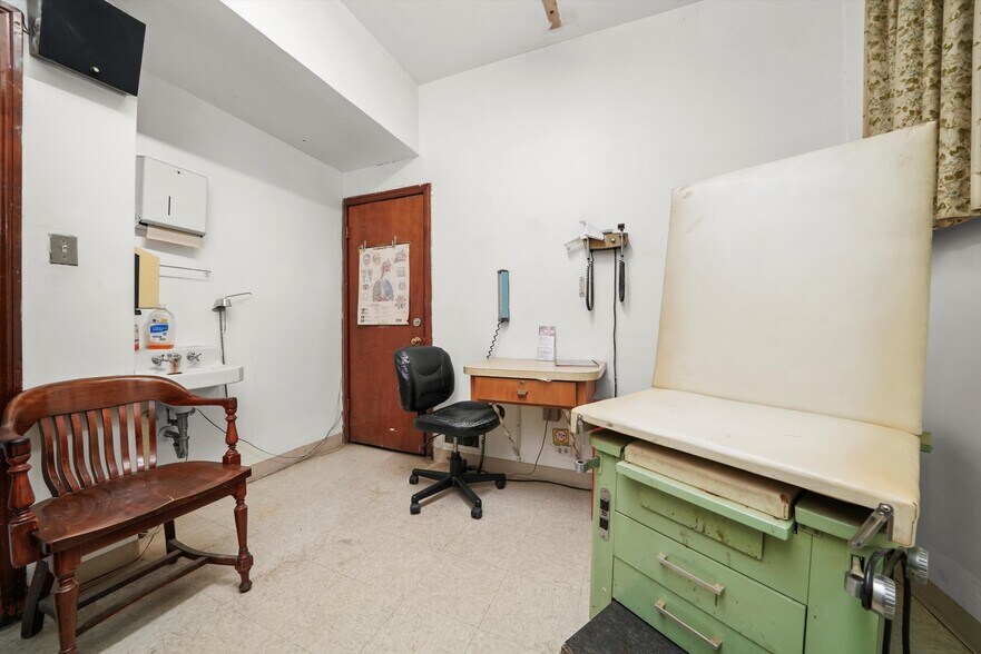 More Photos Of 2024 W 79th St, Chicago Medical For Sale