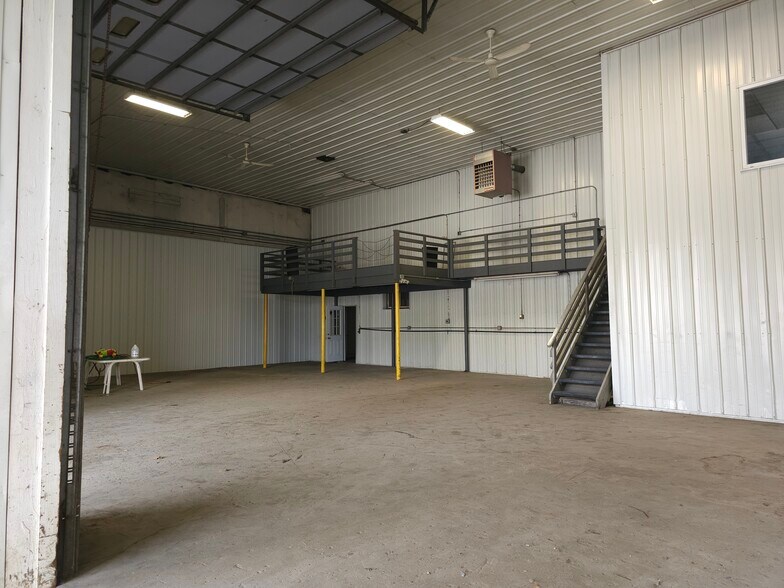 More Photos Of 14 Willet St, Florida Warehouse For Lease