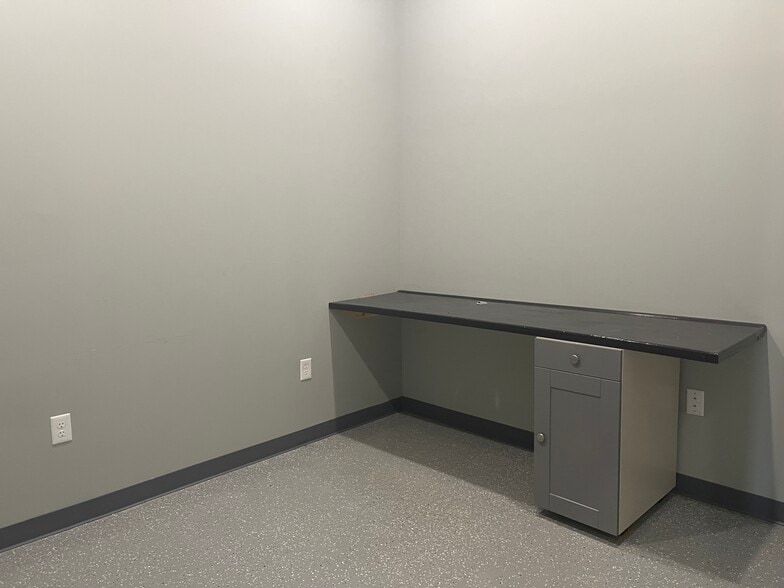 More Photos Of 8511 Madison Ave, Indianapolis Storefront Retail Office For Lease