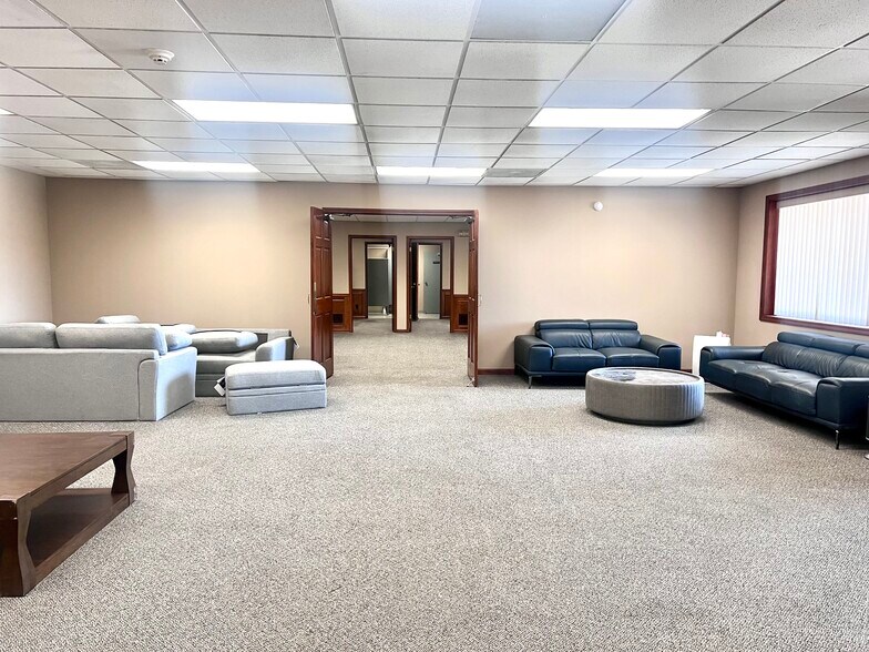 More Photos Of 7410 Sni-A-Bar Rd, Kansas City Manufacturing For Lease