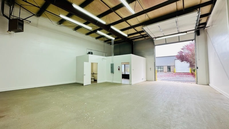 More Photos Of 2615 SE 39th Loop, Hillsboro Warehouse For Lease