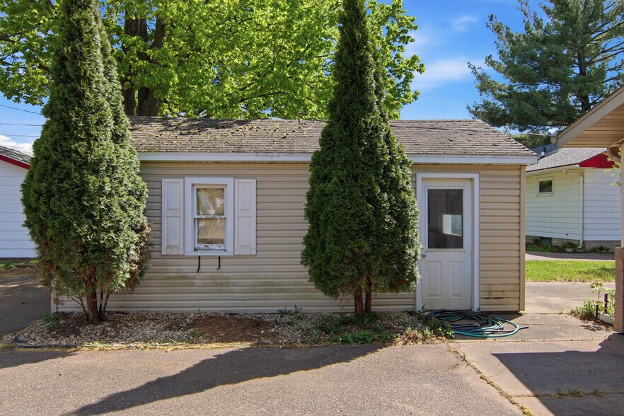 More Photos Of 2108 S Broadway St, Menomonie Office For Sale