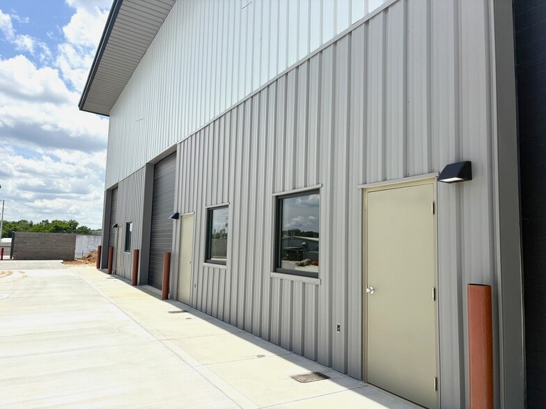 More Photos Of 5801 Middlebrook Pike, Knoxville Warehouse For Lease
