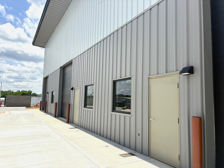 More Photos Of 5801 Middlebrook Pike, Knoxville Warehouse For Lease