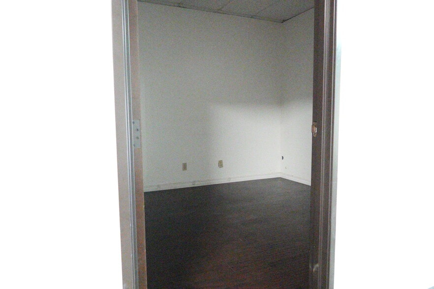 More Photos Of 501 Industrial Dr, Richardson Warehouse For Lease