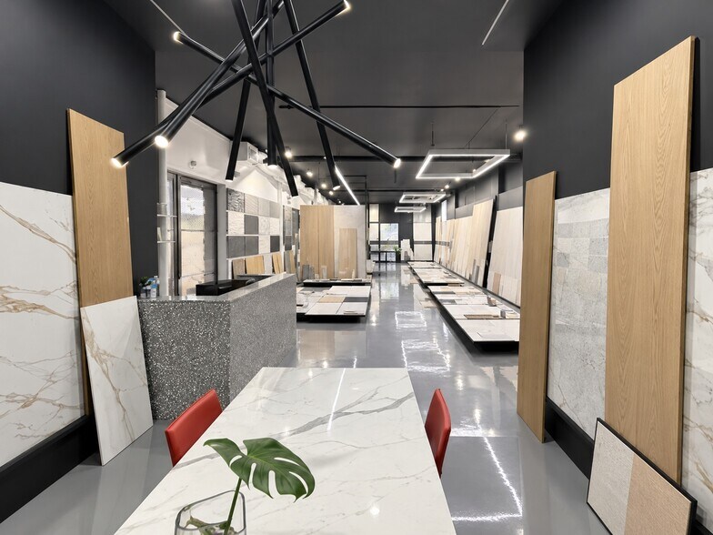 More Photos Of 261 NW 71st St, Miami Showroom For Sale