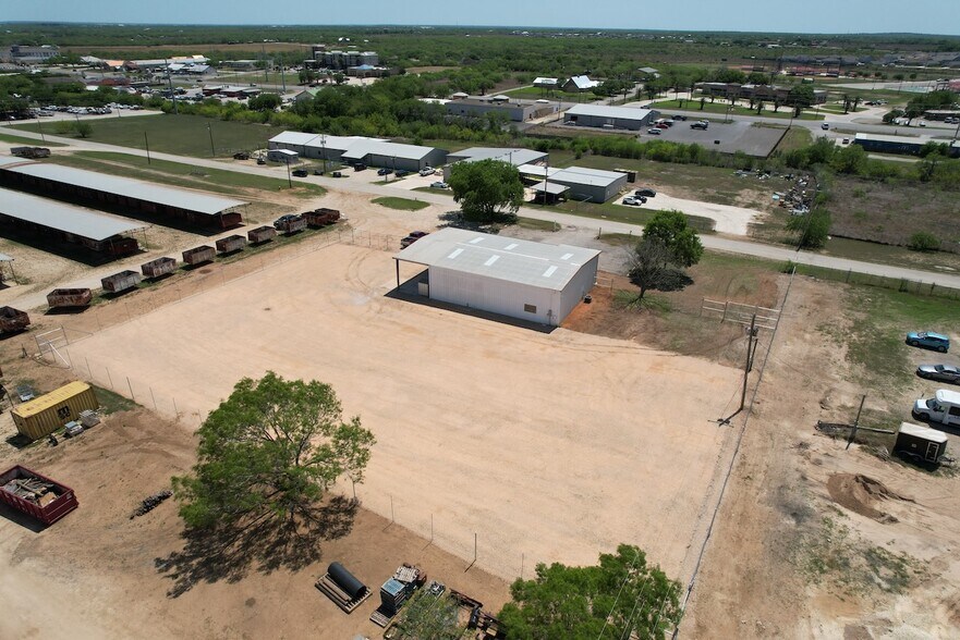 More Photos Of 1501 Lillian Ave, Jourdanton Flex For Lease