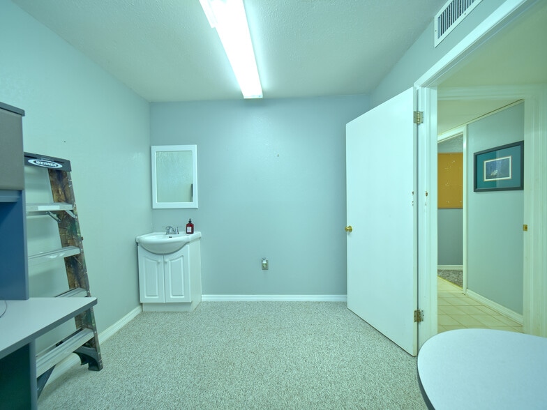 More Photos Of 629 S Broad St, Brooksville Office For Sale