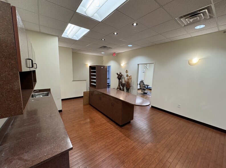 More Photos Of 662 Veterans Pky, Clayton Medical For Sale