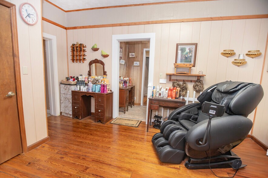 More Photos Of 400 Main St, Clinton Freestanding For Sale