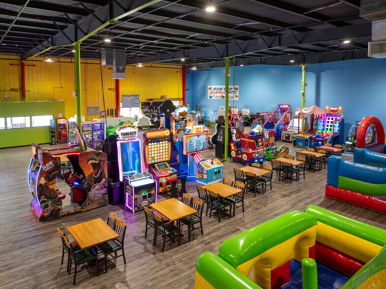 More Photos Of 4780 Clinton St, Fort Wayne Freestanding For Sale