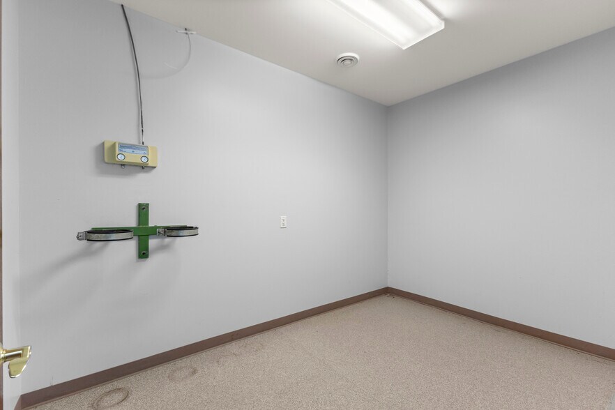 More Photos Of 435 Sumpter rd, Belleville Hospital For Sale