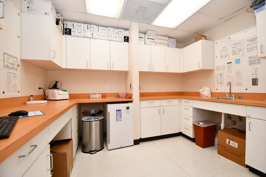 More Photos Of 7118 Harrisburg Blvd, Houston Medical For Sale