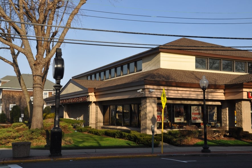 More Photos Of 140-170 Deer Park Ave, Babylon Storefront Retail Office For Lease