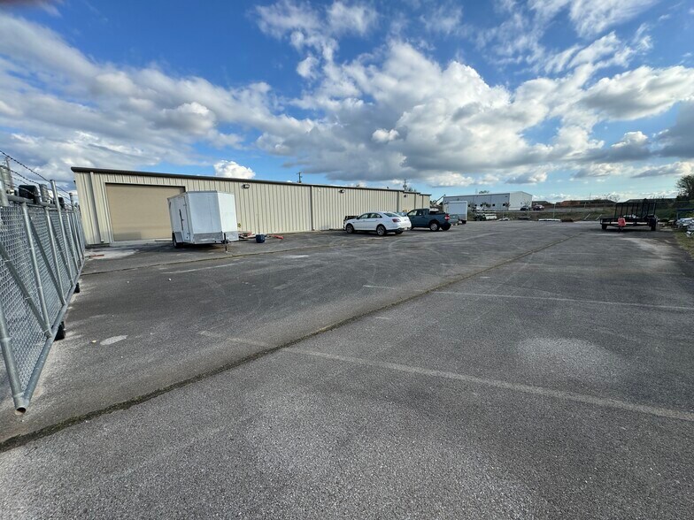 More Photos Of 102 Tribble Dr, Madison Light Manufacturing For Lease