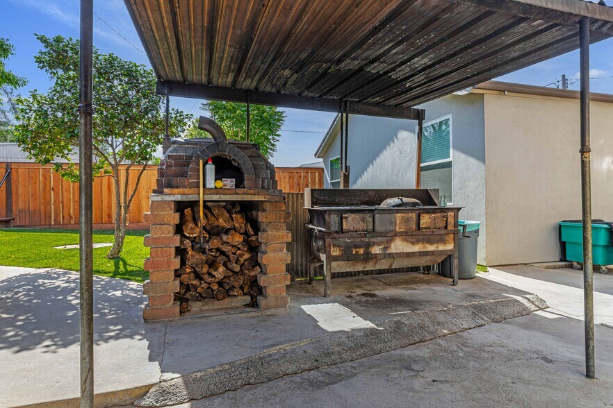 More Photos Of 30048 Yosemite Blvd, La Grange Bar For Sale