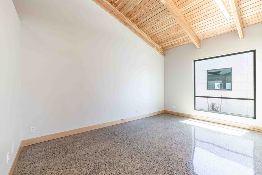 More Photos Of 8512 N Wayne Dr, Hayden Flex For Lease