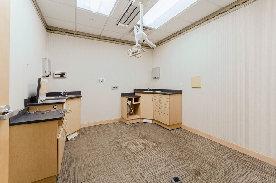 More Photos Of 1875 West Pointe Dr, Oshkosh Medical For Sale