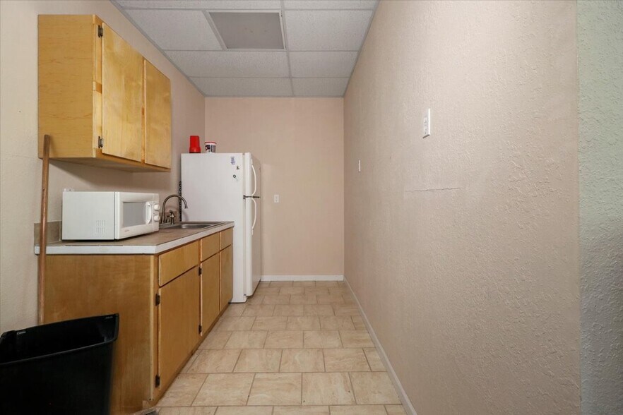 More Photos Of 1006 B Nettleton Ave, Thayer Office For Sale